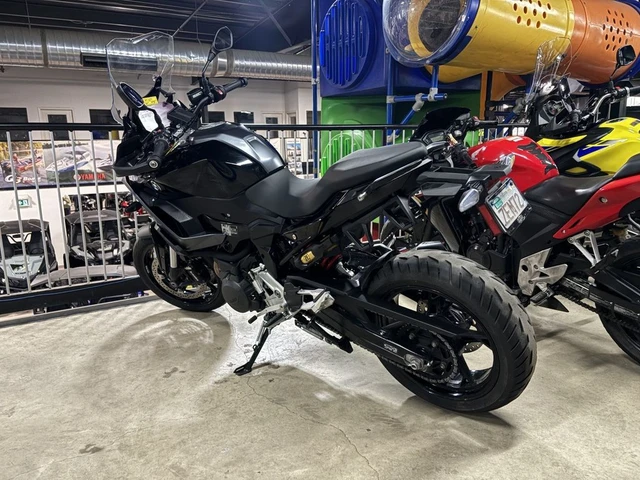 2025 BMW, černá, 8 101 km, dovoz Kanada — foto 2 z 5