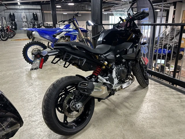 2025 BMW, černá, 8 101 km, dovoz Kanada — foto 3 z 5