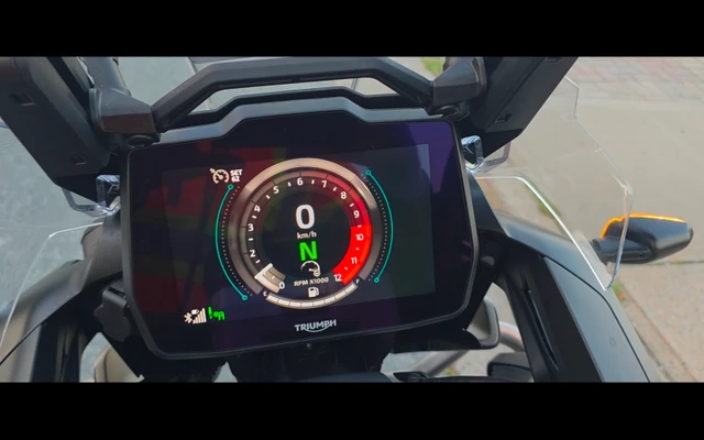 2025 Triumph, 2 000 km, dovoz Kanada — foto 3 z 5