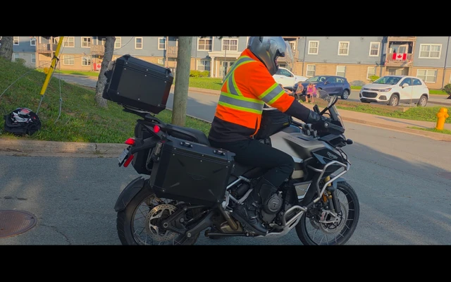 2025 Triumph, 2 000 km, dovoz Kanada — foto 4 z 5