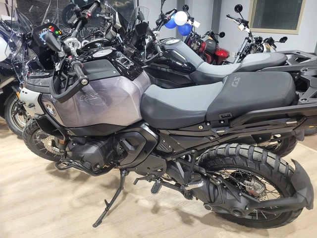 2026 BMW, černá, 10 km, dovoz Kanada — foto 3 z 5