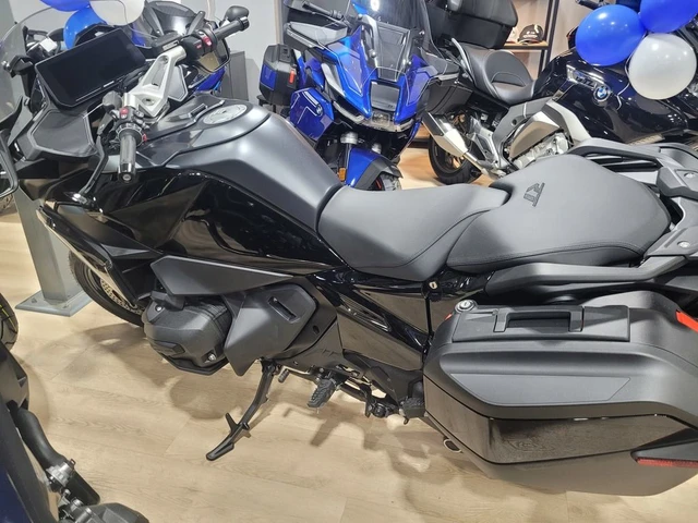 2026 BMW, černá, 10 km, dovoz Kanada — foto 2 z 5