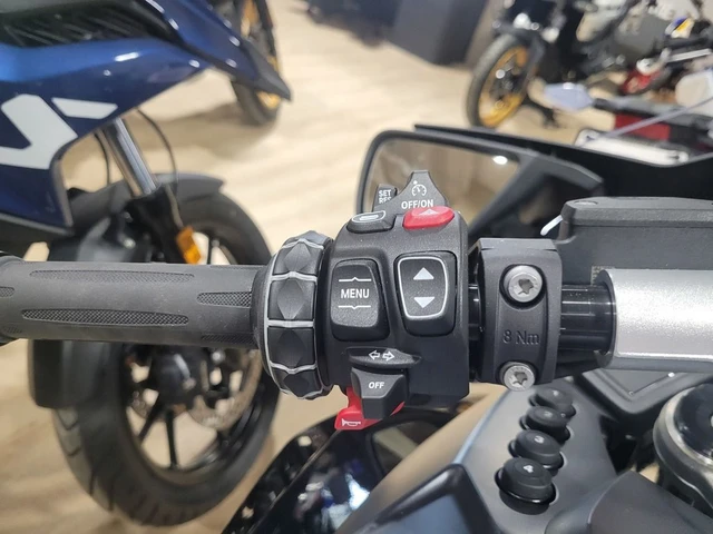 2026 BMW, černá, 10 km, dovoz Kanada — foto 4 z 5