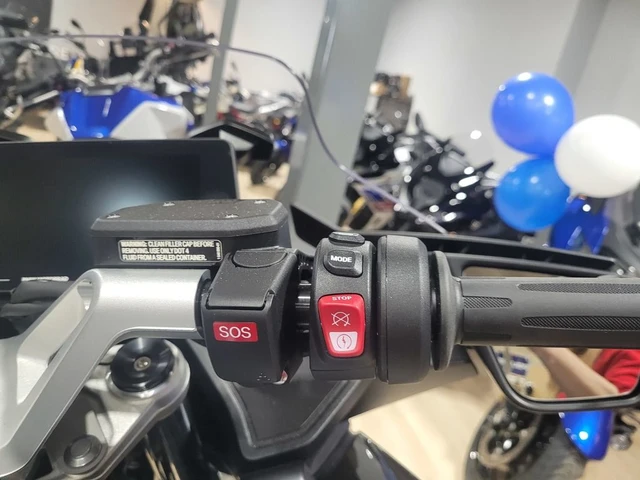 2026 BMW, černá, 10 km, dovoz Kanada — foto 5 z 5