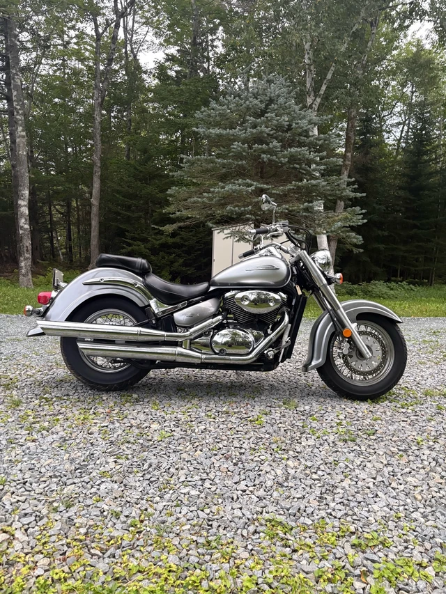 2002 Suzuki, 8 923 km, dovoz Kanada — foto 2 z 5