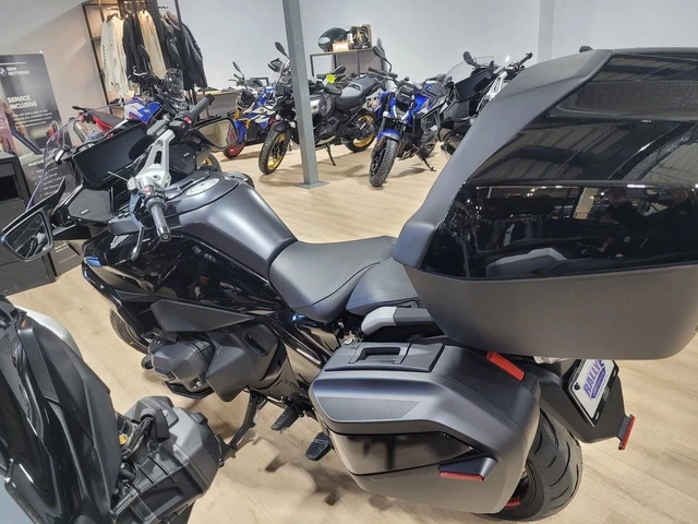 2026 BMW, černá, 10 km, dovoz Kanada — foto 2 z 5