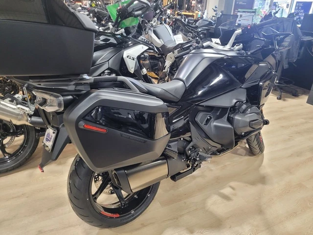 2026 BMW, černá, 10 km, dovoz Kanada — foto 3 z 5