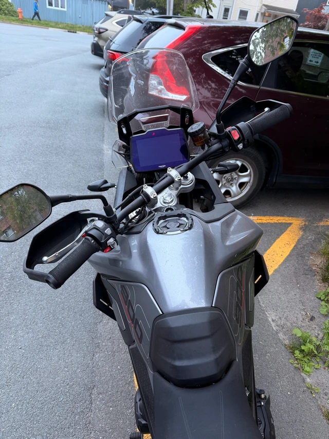 2024 Triumph, 9 000 km, dovoz Kanada — foto 4 z 5