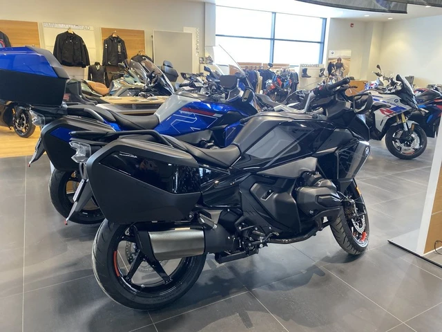 2026 BMW, černá, dovoz Kanada — foto 2 z 4