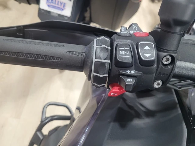 2026 BMW, černá, 10 km, dovoz Kanada — foto 4 z 5
