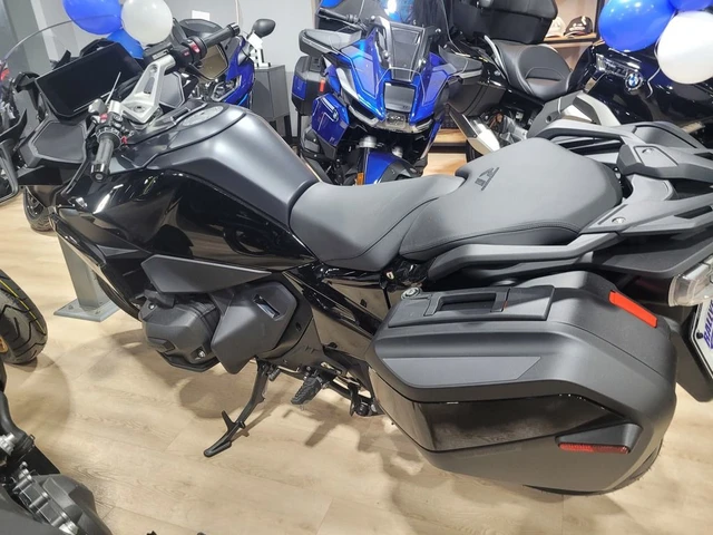 2026 BMW, černá, 10 km, dovoz Kanada — foto 3 z 5