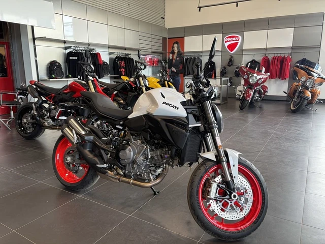 2027 Ducati, bílá, 1 km, dovoz Kanada — foto 1