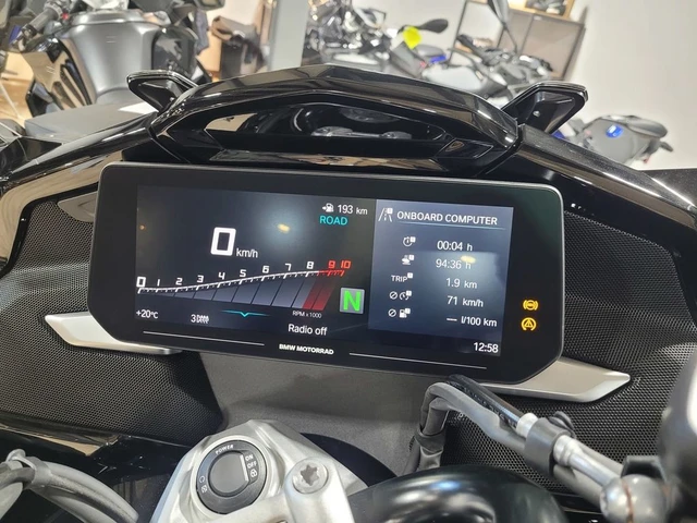 2026 BMW, černá, 10 km, dovoz Kanada — foto 2 z 5