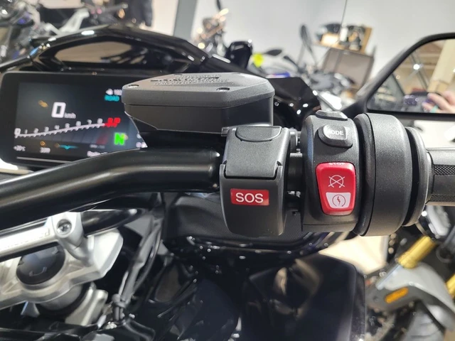 2026 BMW, černá, 10 km, dovoz Kanada — foto 4 z 5
