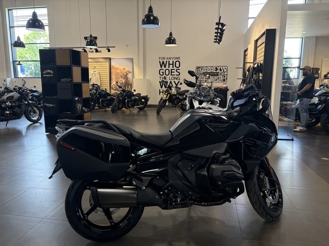 2026 BMW, černá, 1 km, dovoz Kanada — foto 2 z 5