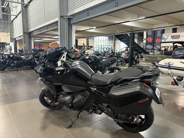 2026 BMW, černá, 1 km, dovoz Kanada — foto 3 z 5