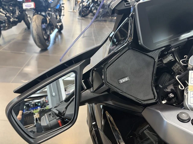 2026 BMW, černá, 1 km, dovoz Kanada — foto 4 z 5