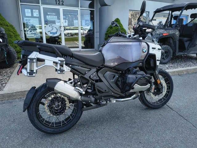 2026 BMW, černá, 10 km, dovoz Kanada — foto 2 z 5