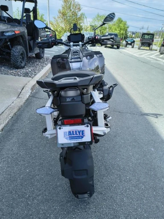 2026 BMW, černá, 10 km, dovoz Kanada — foto 3 z 5