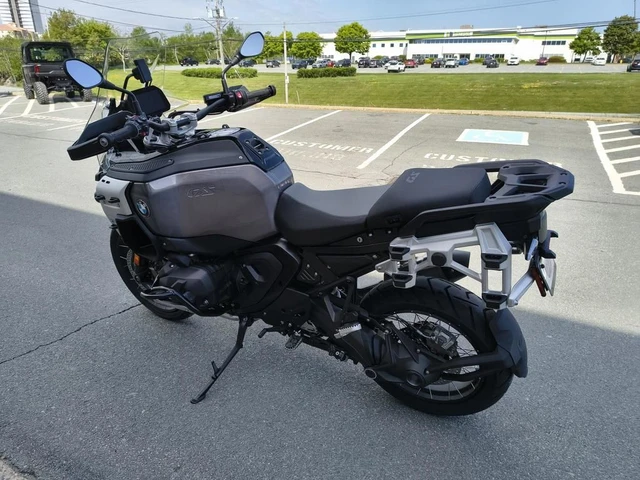 2026 BMW, černá, 10 km, dovoz Kanada — foto 4 z 5