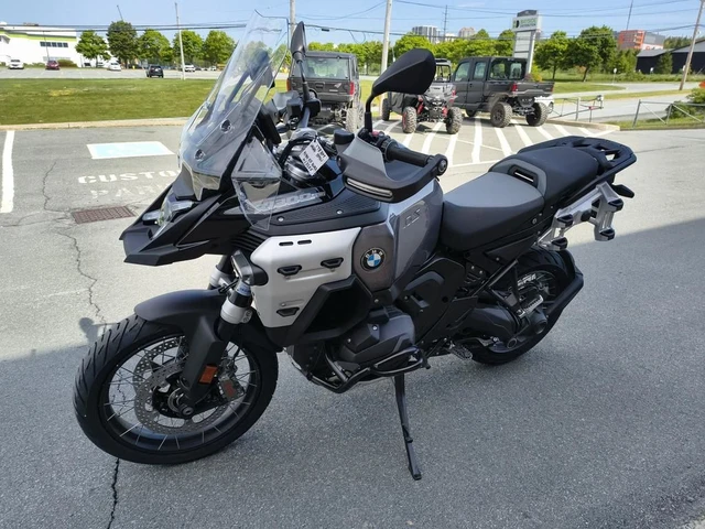 2026 BMW, černá, 10 km, dovoz Kanada — foto 5 z 5