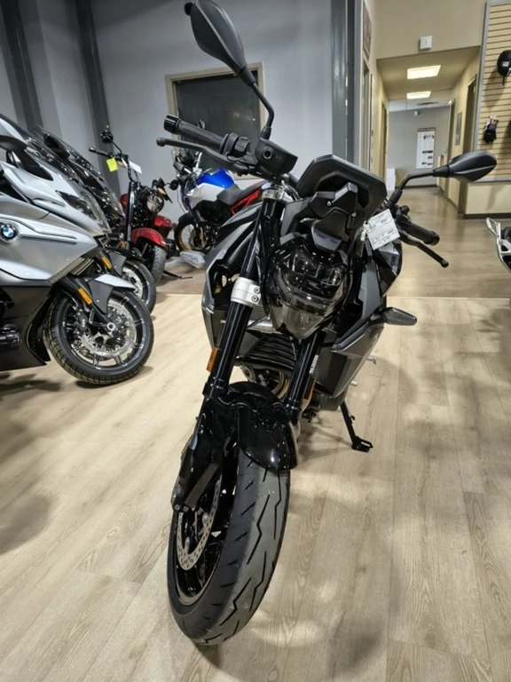 2026 BMW, černá, 10 km, dovoz Kanada — foto 2 z 5