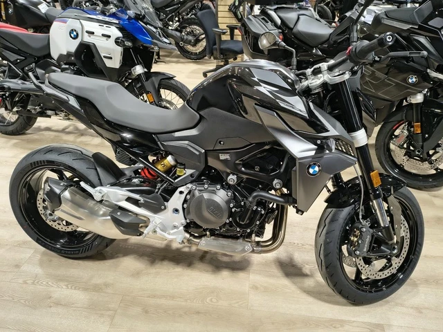 2026 BMW, černá, 10 km, dovoz Kanada — foto 3 z 5