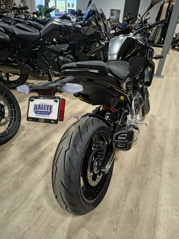 2026 BMW, černá, 10 km, dovoz Kanada — foto 4 z 5