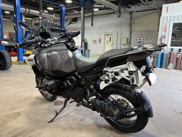 2026 BMW, černá, 1 km, dovoz Kanada — foto 2 z 5