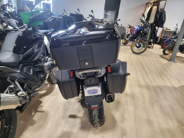 2026 BMW, černá, 10 km, dovoz Kanada — foto 4 z 5