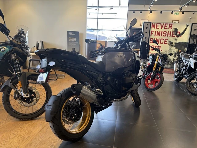 2026 BMW, černá, 1 km, dovoz Kanada — foto 2 z 5