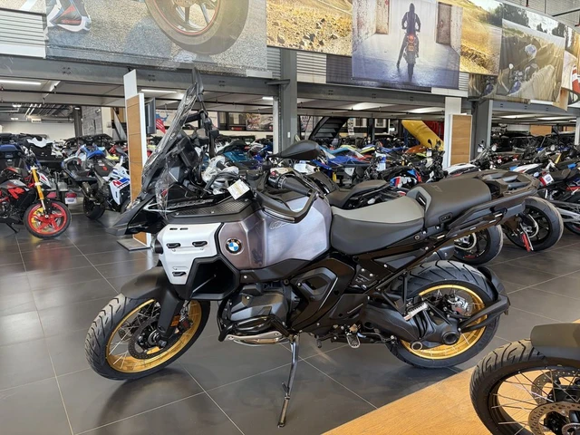 2026 BMW, černá, 1 km, dovoz Kanada — foto 3 z 5