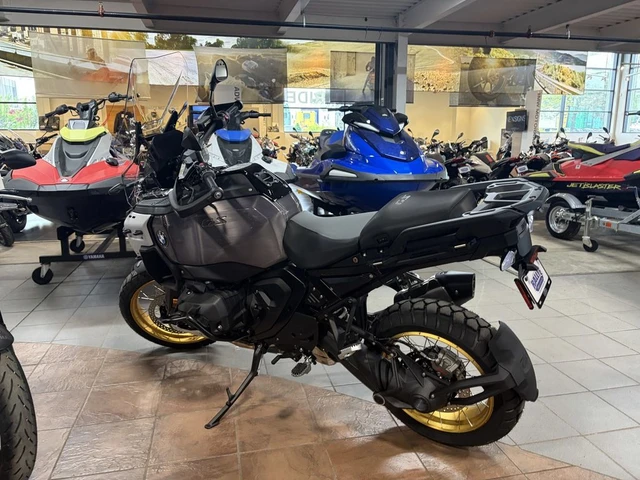 2026 BMW, černá, 1 km, dovoz Kanada — foto 3 z 5