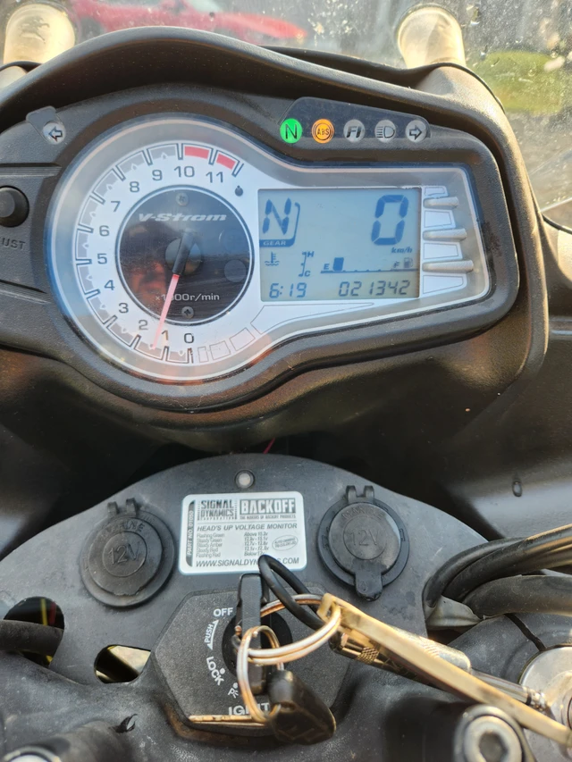 2015 Suzuki, 21 000 km, dovoz Kanada — foto 4 z 5