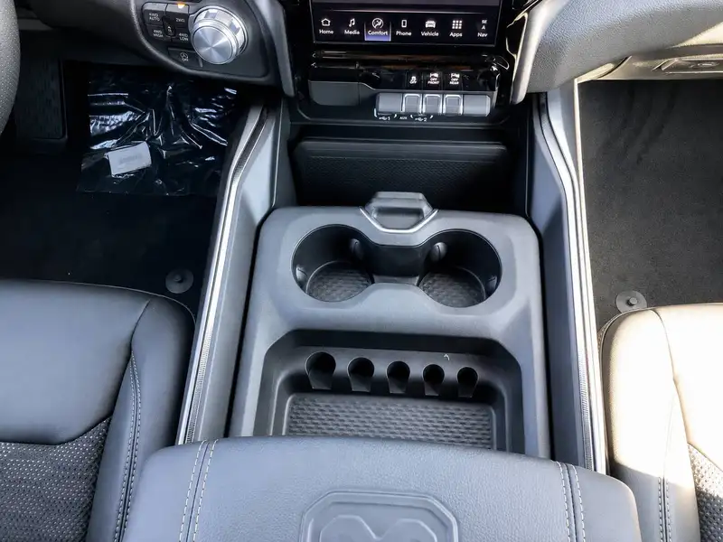2026 RAM 1500 Crew Cab, bílá, dovoz Kanada — foto 7 z 12