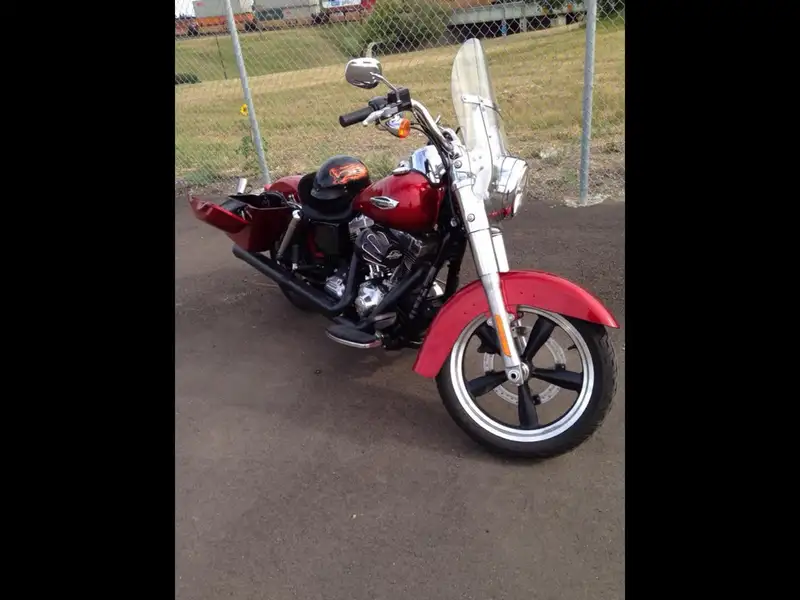 2012 Harley-Davidson Dyna Switchback, 8 351 km, dovoz Kanada — foto 1 z 4 2012 Harley-Davidson Dyna Switchback, 8 351 km, dovoz Kanada — foto 1 z 4