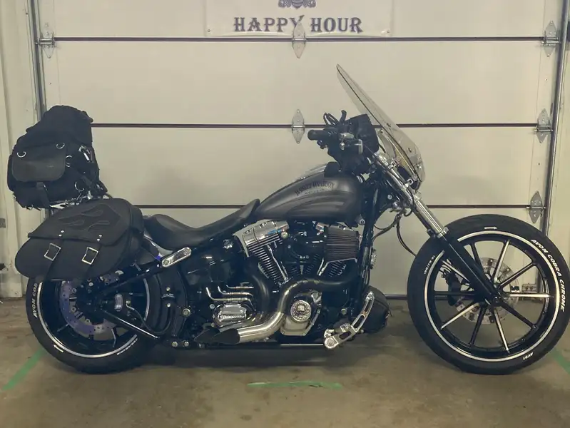 2016 Harley-Davidson Breakout, šedá, 68 000 km, dovoz Kanada — foto 4 z 9