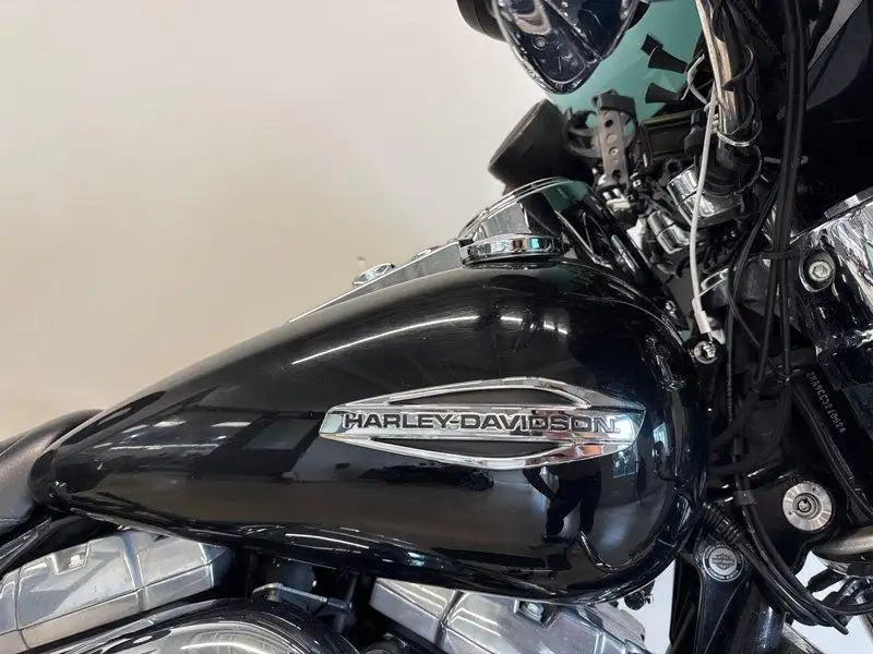 2012 Harley-Davidson Dyna Switchback, černá, dovoz Kanada — foto 5 z 12