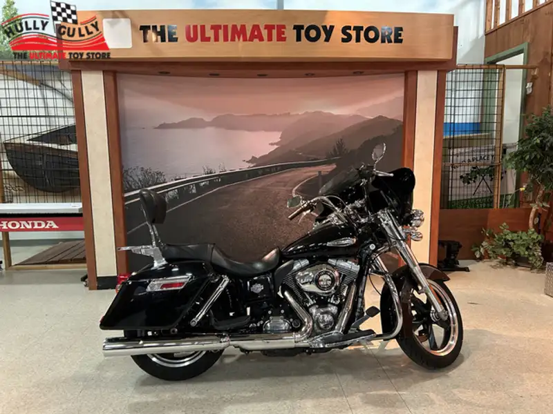 2012 Harley-Davidson Dyna Glide SWITCHBACK 103, černá, 68 729 km, dovoz Kanada — foto 1 z 4 2012 Harley-Davidson Dyna Glide SWITCHBACK 103, černá, 68 729 km, dovoz Kanada — foto 1 z 4