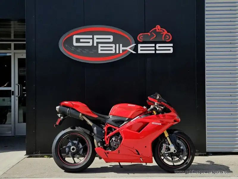 2011 Ducati Unspecified, červená, 7 885 km, dovoz Kanada — foto 2 z 12