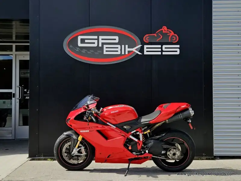 2011 Ducati Unspecified, červená, 7 885 km, dovoz Kanada — foto 5 z 12
