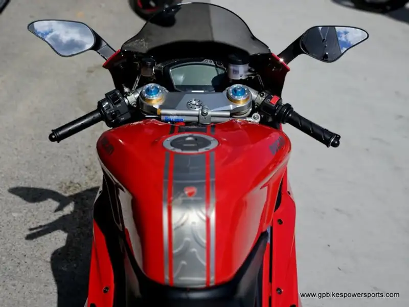 2011 Ducati Unspecified, červená, 7 885 km, dovoz Kanada — foto 7 z 12