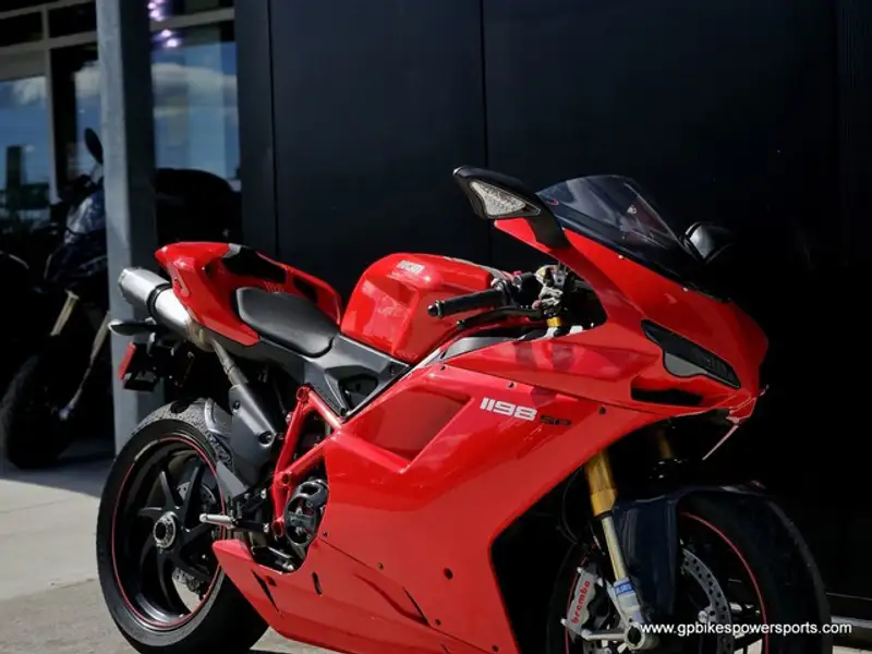 2011 Ducati Unspecified, červená, 7 885 km, dovoz Kanada — foto 8 z 12