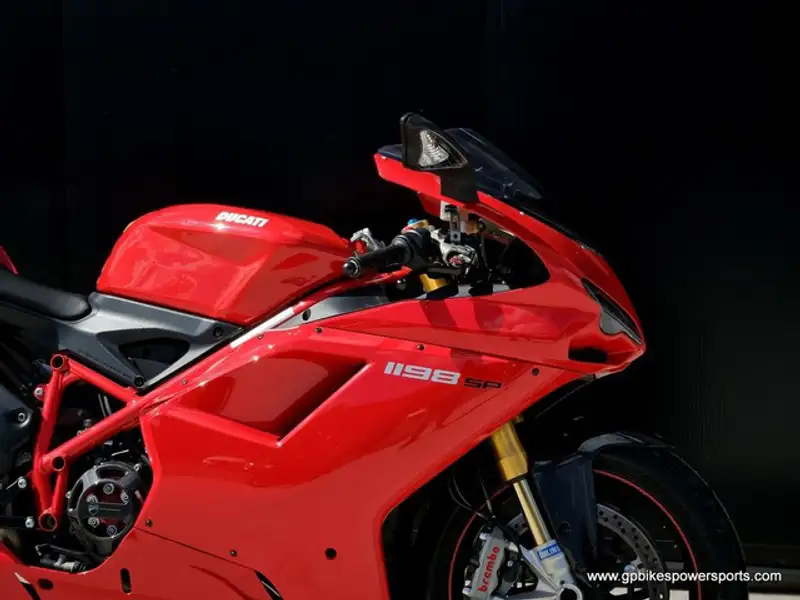 2011 Ducati Unspecified, červená, 7 885 km, dovoz Kanada — foto 9 z 12