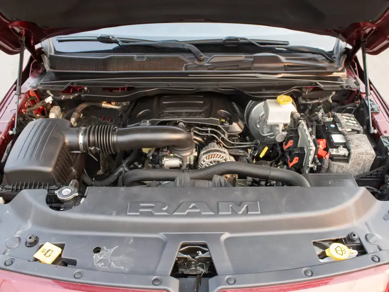 2019 RAM 1500, červená, 174 589 km, dovoz Kanada — foto 10 z 12