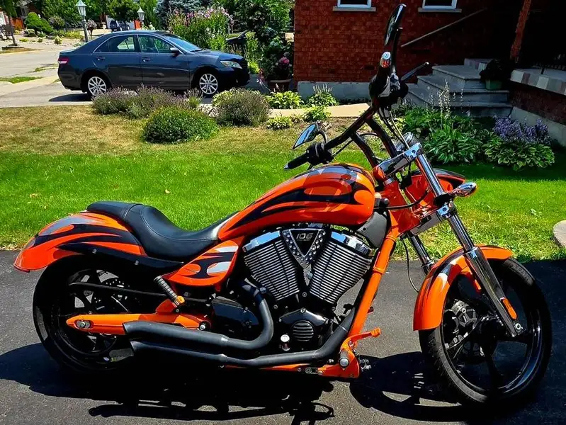 2013 Victory Jackpot, oranžová, 13 000 km, dovoz Kanada — foto 2 z 9