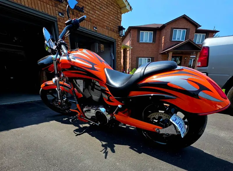 2013 Victory Jackpot, oranžová, 13 000 km, dovoz Kanada — foto 4 z 9