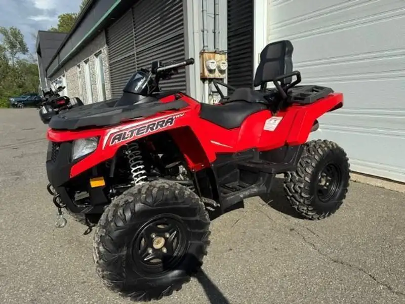 2017 Arctic Cat Unspecified, červená, dovoz Kanada — foto 4 z 6