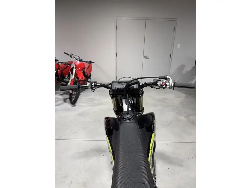 2025 Triumph TF 250-E, černá, dovoz Kanada — foto 10 z 11