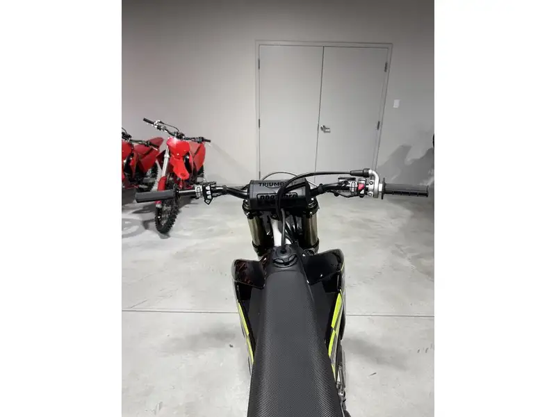 2025 Triumph TF 250-E, černá, dovoz Kanada — foto 11 z 11